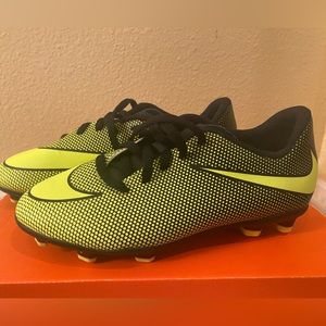 Boys Nike Bravata soccer cleats, size 3.5Y, bright yellow & black. NWOT.